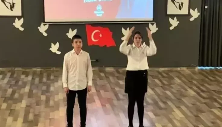 Ayvalık’ta İstiklal Marşı, İşaret Diliyle Canlandırıldı